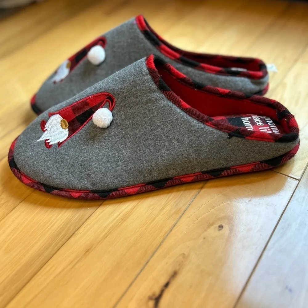 Dakota Gray and Red Men’s Slippers with Gnome Design - Picture 4 of 11